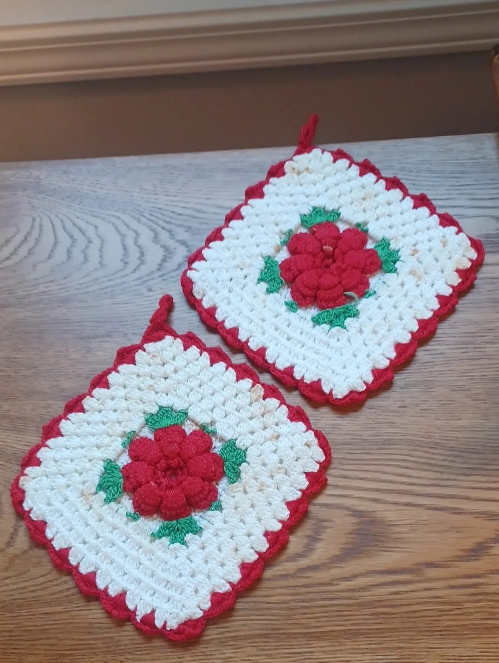2 VINTAGE POT HOLDERS